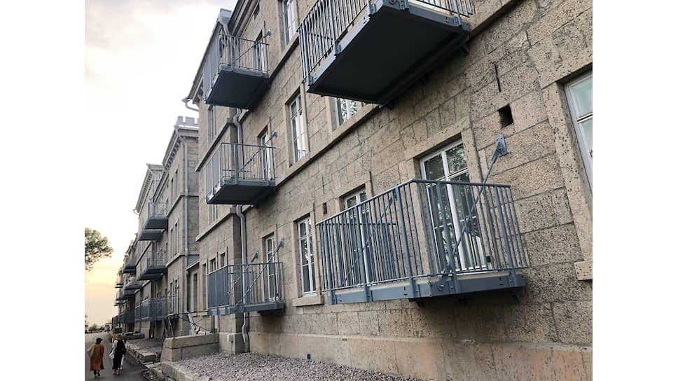 Основной блок городской тюрьмы превращен в жилое здание, квартиры продаются