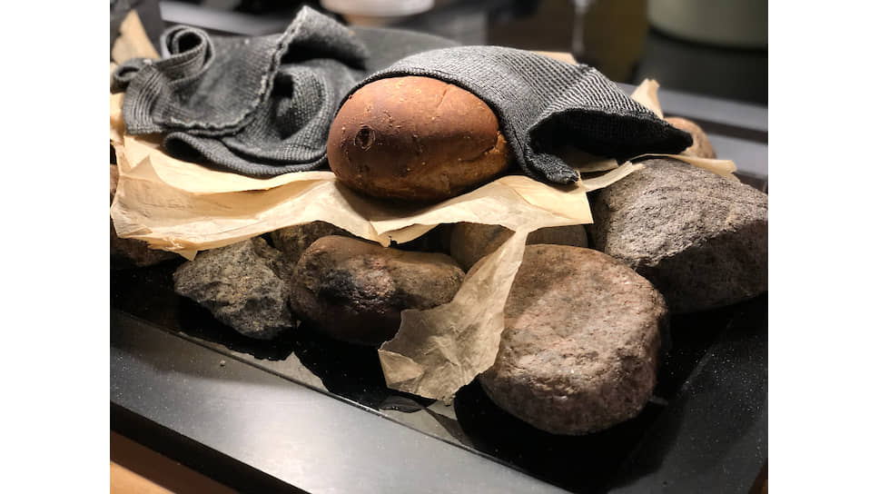 В Solo Sokos Hotel Turun Seurahuone хлеб к завтраку подают в льняной салфетке на горячих камнях