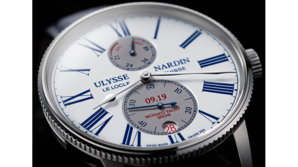 Часы к яхтенному параду Ulysse Nardin Marine Torpilleur: на эмалевом циферблате 09.19 обозначает месяц и год встречи в Монако, а появляющиеся в окошке даты красные цифры 25, 26, 27 и 28 показывают дни Monaco Yacht Show