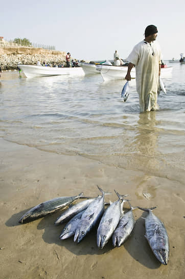 Рыбак с уловом в Суре