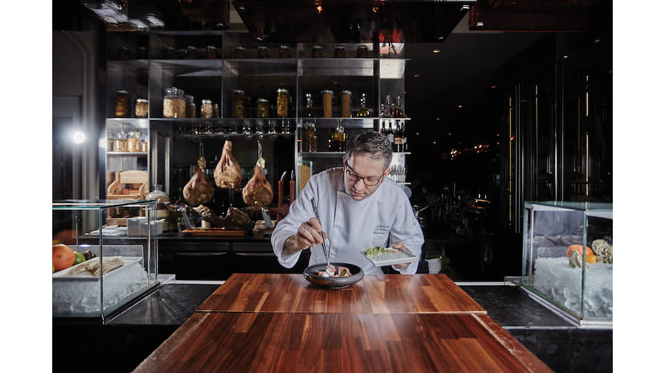 Шеф-повар ресторана CottoCrudo пражского отеля Four Seasons Леонардо ди Клементе