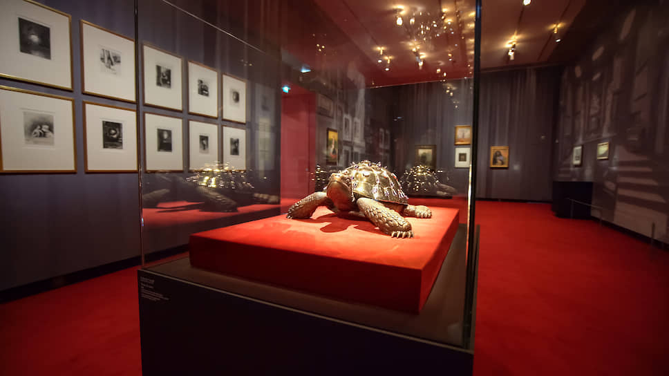 Итальянский художник Франческо Веццоли создал скульптуру «Вечернюю черепаху» совместно с ювелирным домом Bulgari