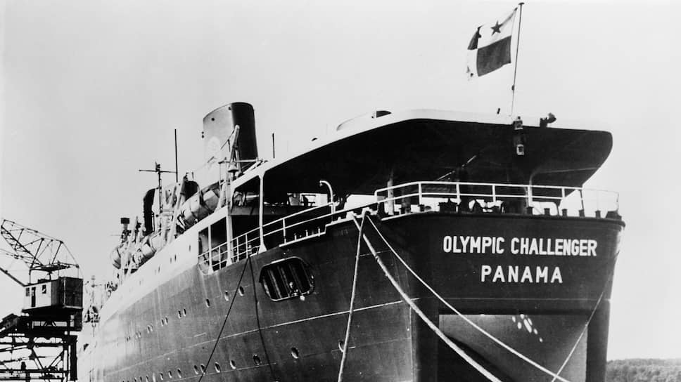 Китобаза Онассиса выходила в море под удобным панамским флагом, так как Панама не подписывала конвенцию о регулировании китобойного промысла
