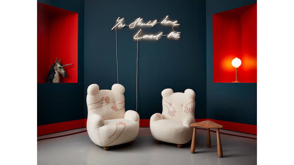 Приз «Самое уютное кресло года» достается Daydream Papa Bear (дизайн Пьера Йовановича для R &amp; Company; обивка из ткани Pierre Frey). Вышивка на спинке и сиденье изображает объятья
