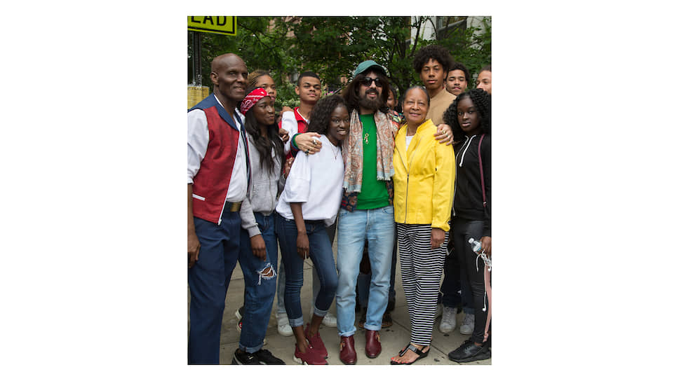 Дэппер Дэн и креативный директор Gucci Алессандро Микеле с моделями, снимавшимися для проекта Gucci Changemakers