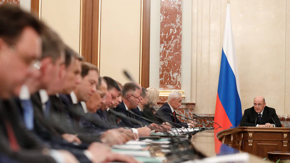 Председатель правительства России Михаил Мишустин проводит совещание с членами кабинета министров 