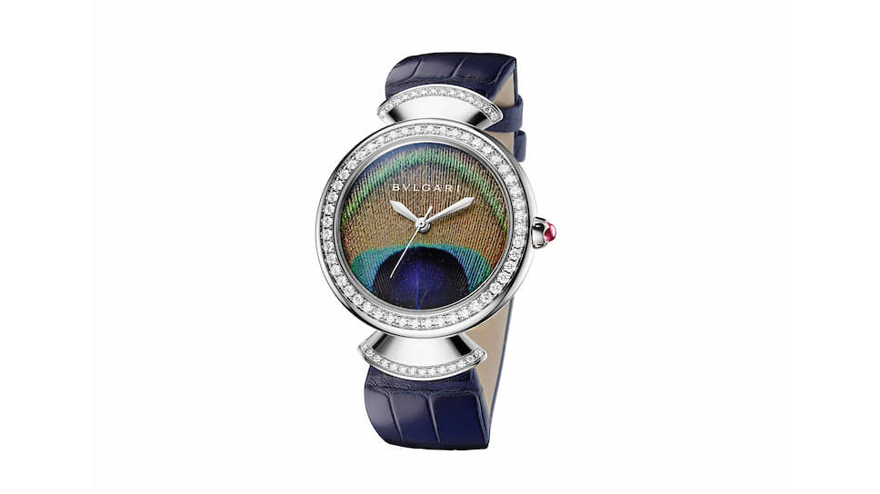 Diva’s Dream Peacock, мануфактурный механизм Bvlgari с автоматическим заводом, индикация часов, минут и секунд, 42-часовой запас хода,корпус 37 мм из 18-каратного белого золота, циферблат декорирован фрагментом натурального пера павлина, синий ремешок из кожи аллигатора, всего 76 бриллиантов (около 1,62 карат) 