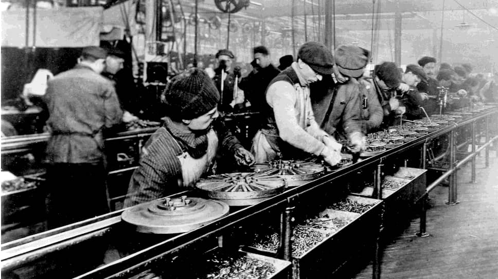 Сборка маховиков на первом движущемся конвейере на заводе Форда в Хайленд-Парк. 1913 год
