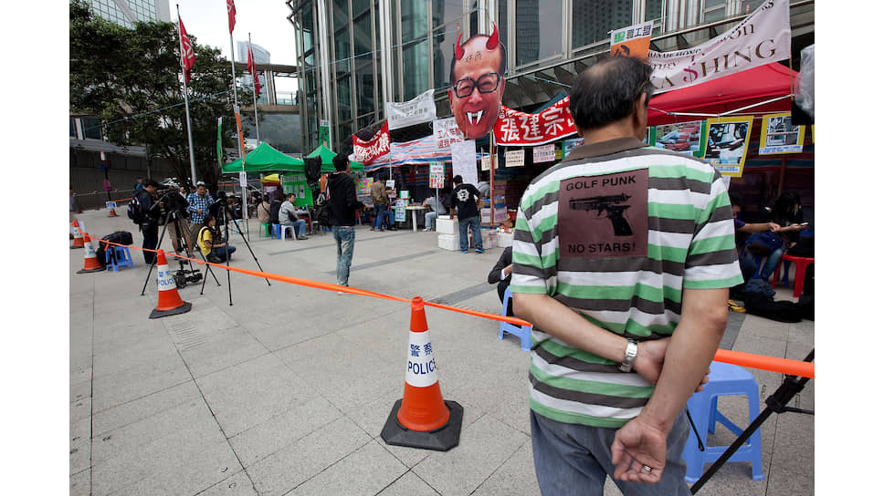 Акция протеста портовых работников Гонконга, требовавших повышения зарплаты и улучшения условий труда. 2013 год. В наглядной агитации демонстрантов Ли Кашин изображен в виде черта
