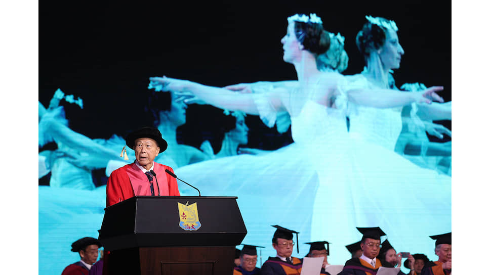 Университет Шаньтоу в китайской провинции Гуандун частично финансируется благотворительным фондом Ли Кашина. На фото — выступление Ли Кашина перед выпускниками 2017 года
