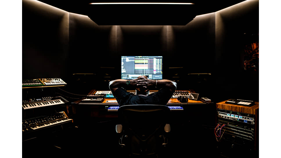 Диджей, композитор, продюсер Карл Кокс во время работы в своей студии
