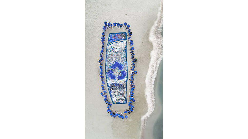 Сбор океанического пластика, который был использован для производства упаковки шампуня Head & Shoulders, на берегах Атлантики в 2019 году