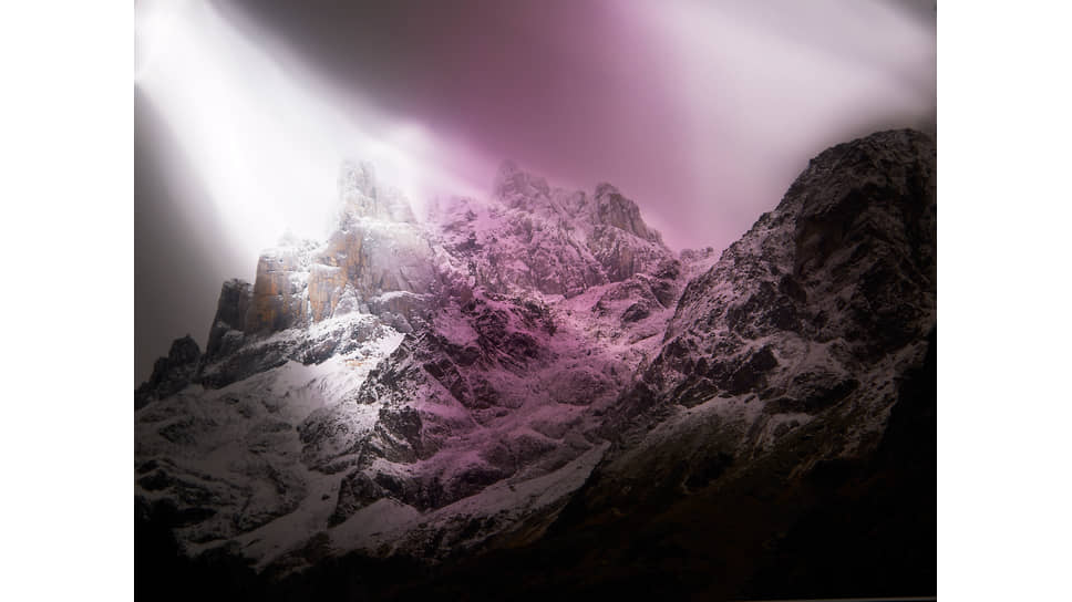 Работа Дугласа Мандри для аукциона Artnet. &quot;Light Beam Over Titlis. 2020 год