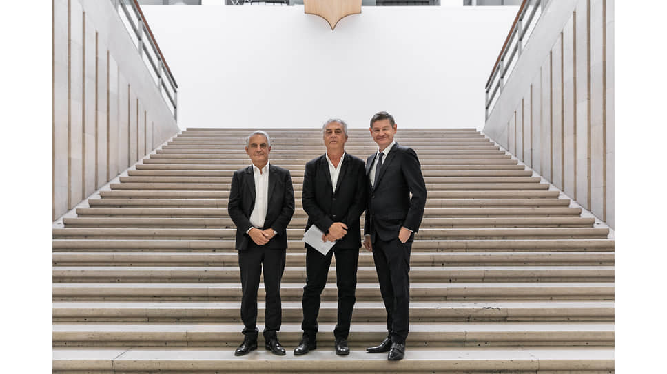 Слева направо: директор Фонда Cartier Эрве Шанде, новый председатель Миланской Триеннале Стефано Боери,  генеральный директор Cartier International Сирил Виньерон