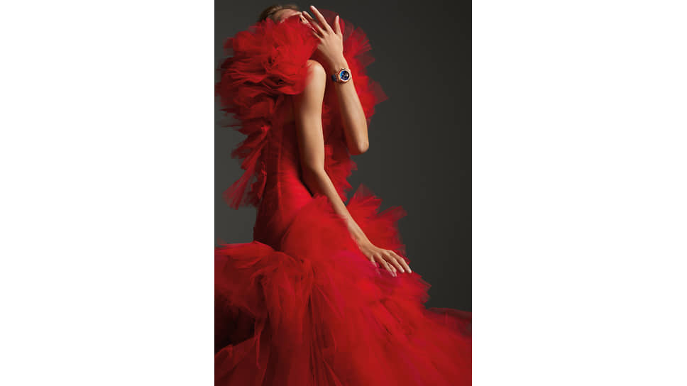 На модели: платье Ralph & Russo из коллекции AW19/20 Couture, часы Royal Oak Concept Frosted Gold Flying Tourbillon