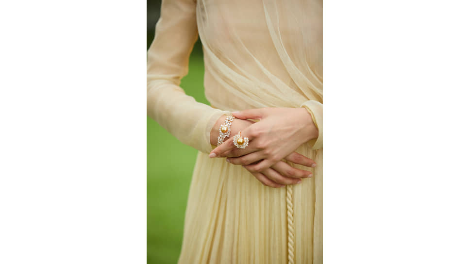 На модели: кольцо и браслет Tie &amp; Dior, желтое золото, жемчуг, бриллианты