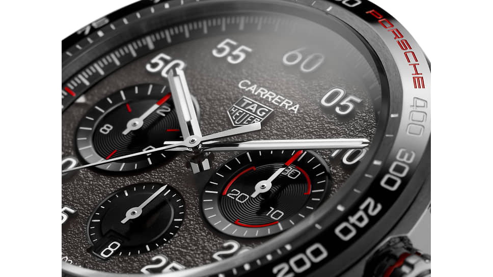 Циферблат TAG Heuer Carrera Porsche Chronograph стилизован под асфальт, а цифры взяты с приборной панели автомобиля Porsche