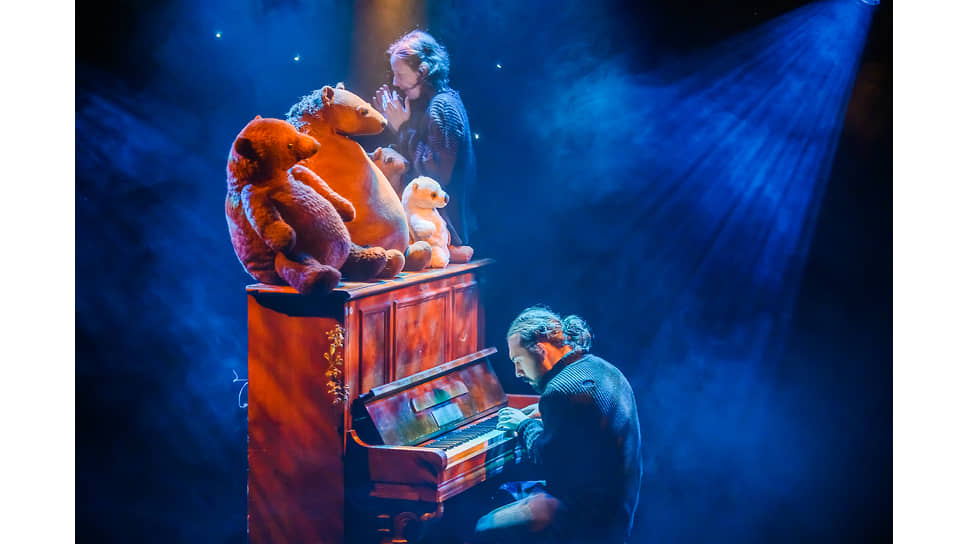 Сцена из «Маленького концерта для фортепиано с медведем». Спектакль Большого театра кукол (Санкт-Петербург), программа «Детский weekend», театральный фестиваль «Золотая маска», 2021 год
