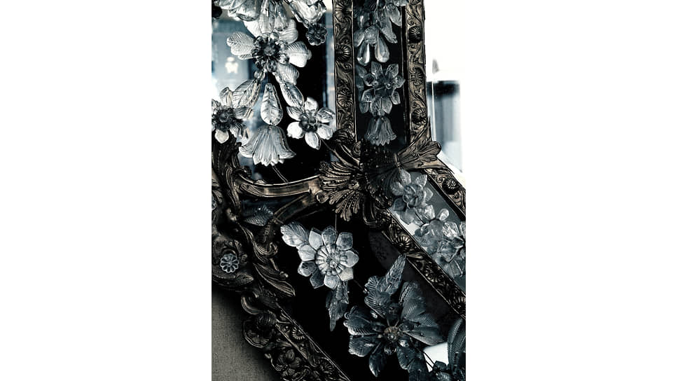 Фрагмент рамы венецианского зеркала в квартире Габриэль Шанель на рю Камбон