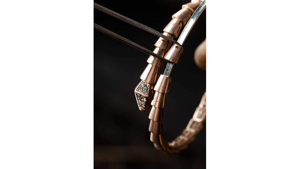 Процесс ручной сборки браслетов Serpenti Viper
