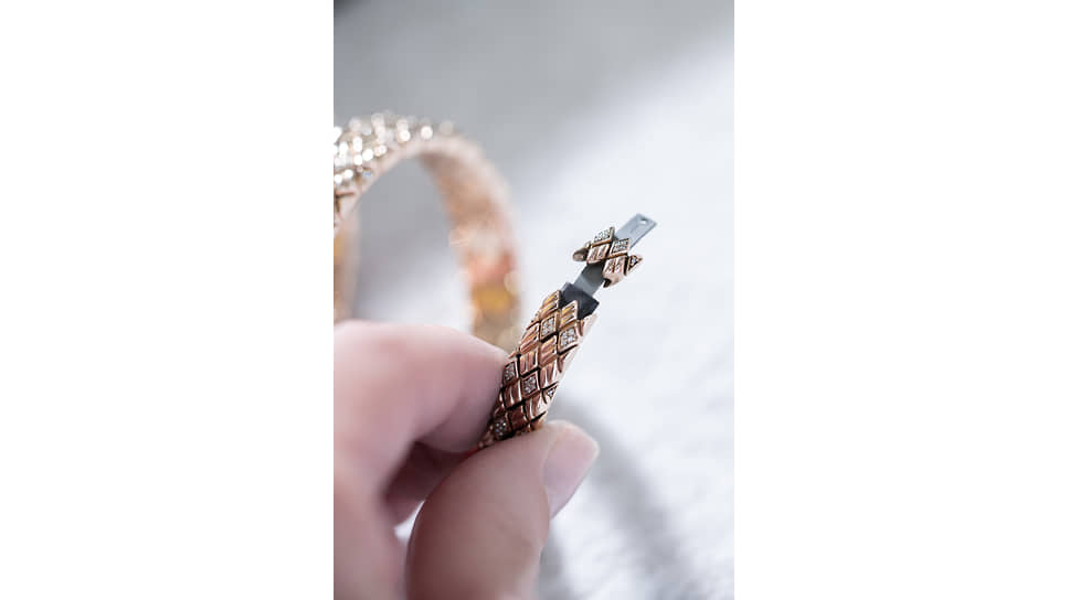 Процесс создания модульного браслета часов Serpenti Spiga