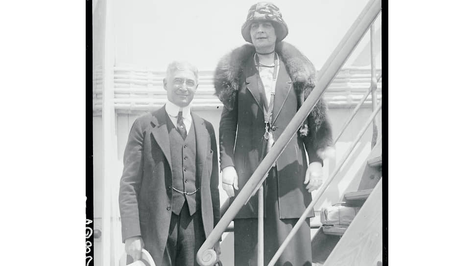 Бернард Барух с женой Энни, урожденной Гриффен, на борту корабля Berengaria, отплывающего в Европу. 1922 год. Они уже 25 лет вместе и будут вместе еще 43 года