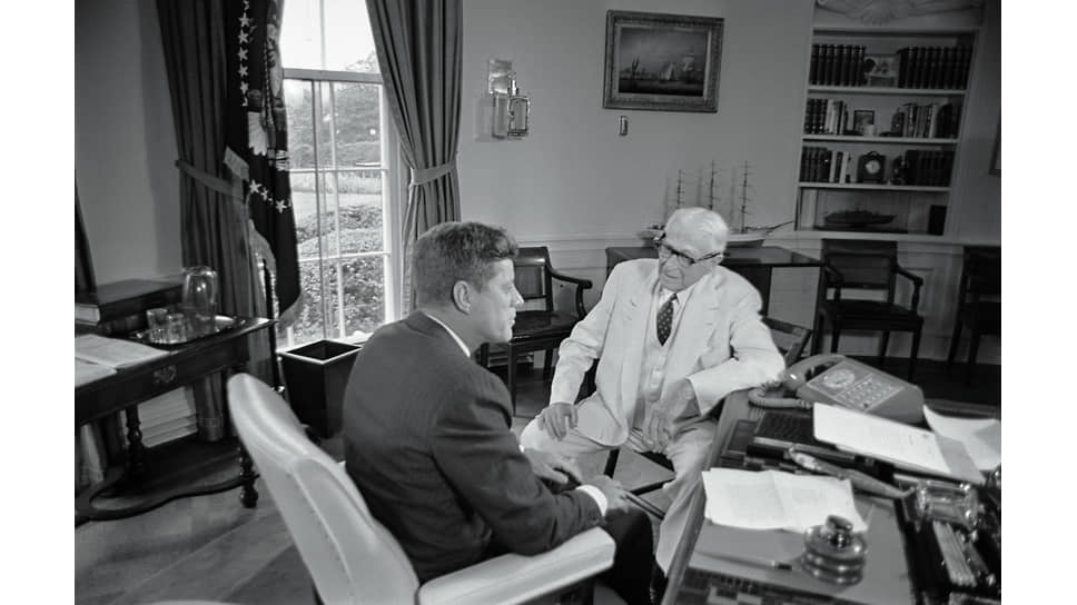 Вместе с президентом Дж. Ф. Кеннеди, 1961 год. Баруху уже исполнилось 90 лет, но он по-прежнему способен давать советы президентам