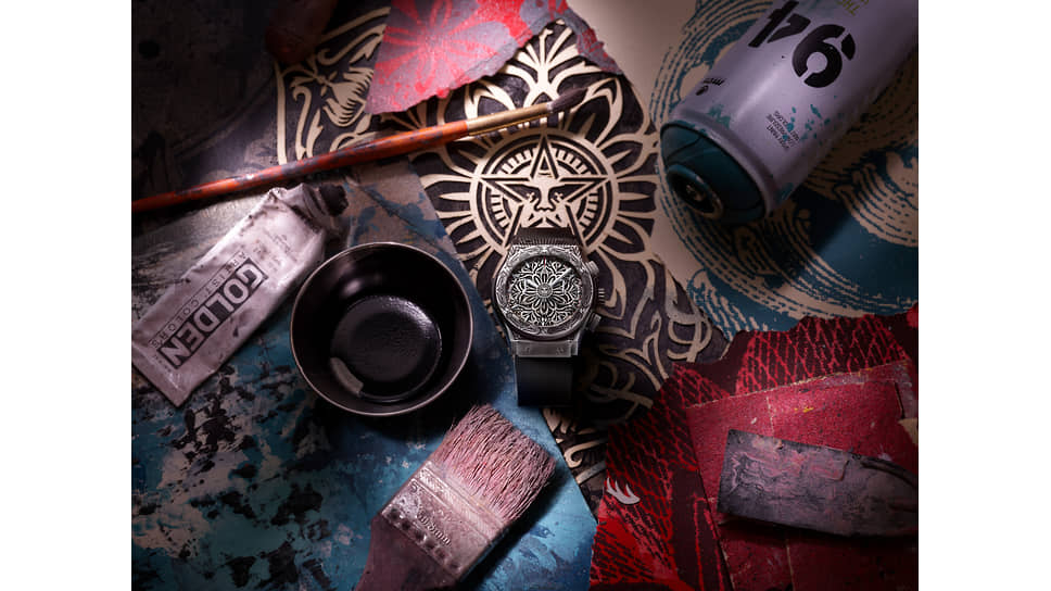 Часы Classic Fusion Chronograph Shepard Fairey в мастерской Шепарда Фейри