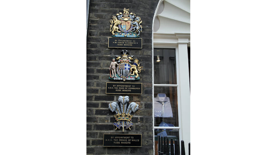 Гербы свидетельствуют о том, что у ателье есть Британский королевский ордер, то есть оно официально поставляет товары и услуги членам королевской семьи не менее пяти лет подряд. Сэвил-роу, Лондон