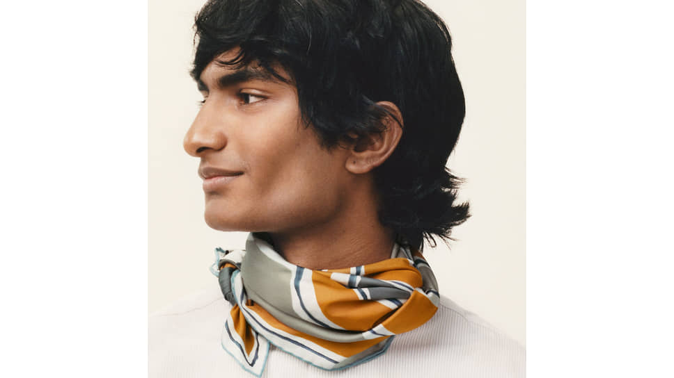 Модель Риши Робин в шелковом кравате Hermes из коллекции весна-лето 2021