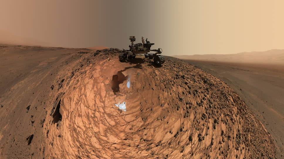 Селфи марсохода Curiosity на Марсе во время сбора образцов