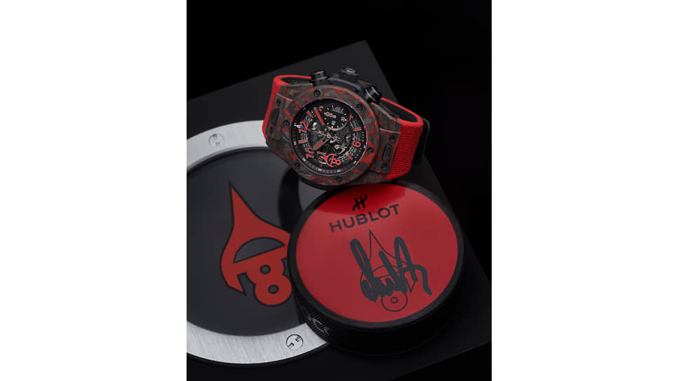 К часам Hublot прилагается хоккейная шайба с автографом — сувенир для поклонников Александра Овечкина