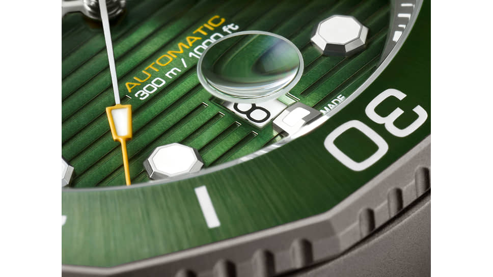 TAG Heuer Aquaracer Professional 300 в корпусе 43 мм из матового титана Grade 2 с зеленым матовым циферблатом
