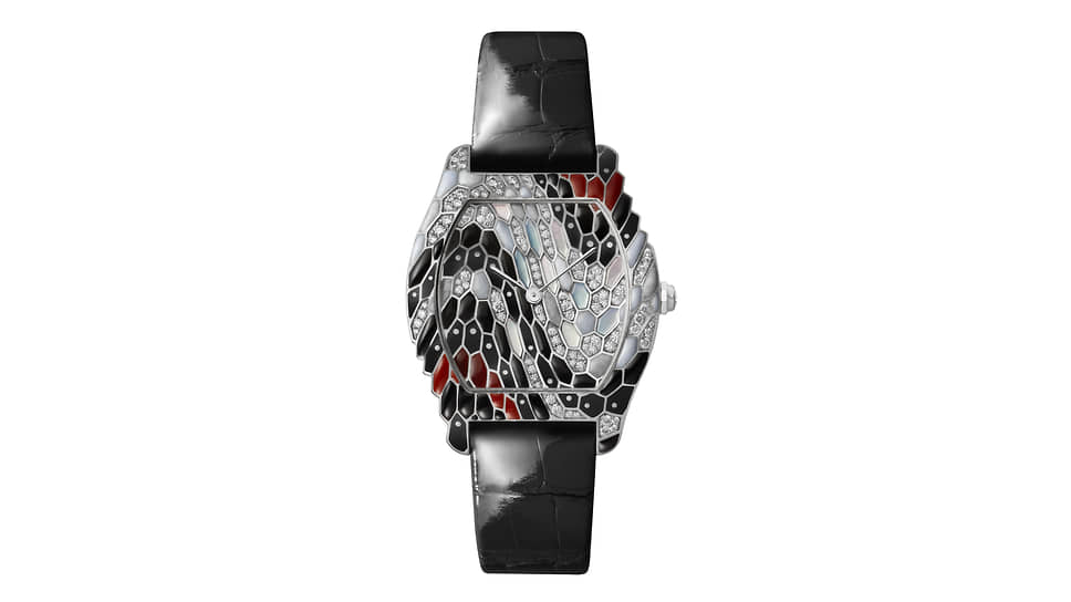 Cartier Libre Tortue Snake Watch. Мануфактурный механизм с ручным заводом и запасом хода 38 часов. Корпус из белого золота, 130 бриллиантов, синий и белый перламутр. 30 экземпляров