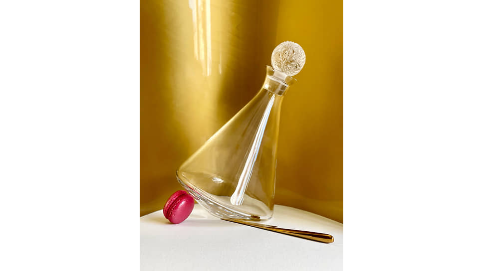 Графин Merlot, Lalique, ТД ЦУМ. На пробке — рельефный узор, созданный Рене Лаликом для интерьеров «Восточного экспресса»  в 1928 году; нож десертный L&#39;ame, Christofle, ТД ЦУМ