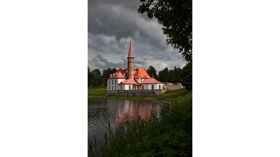 Приоратский дворец (Приорат) на берегу Черного озера в Гатчине
