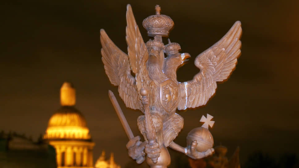  Двуглавые орлы на ограде Александровcкой колонны на Дворцовой площади