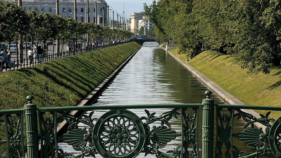 Канал Летнего сада, соединяющий Большую Неву с Мойкой, был прорыт в 1711–1719 годах. В конце XVIII века на нем поселились лебеди, и канал стали называть Лебяжьей канавкой
