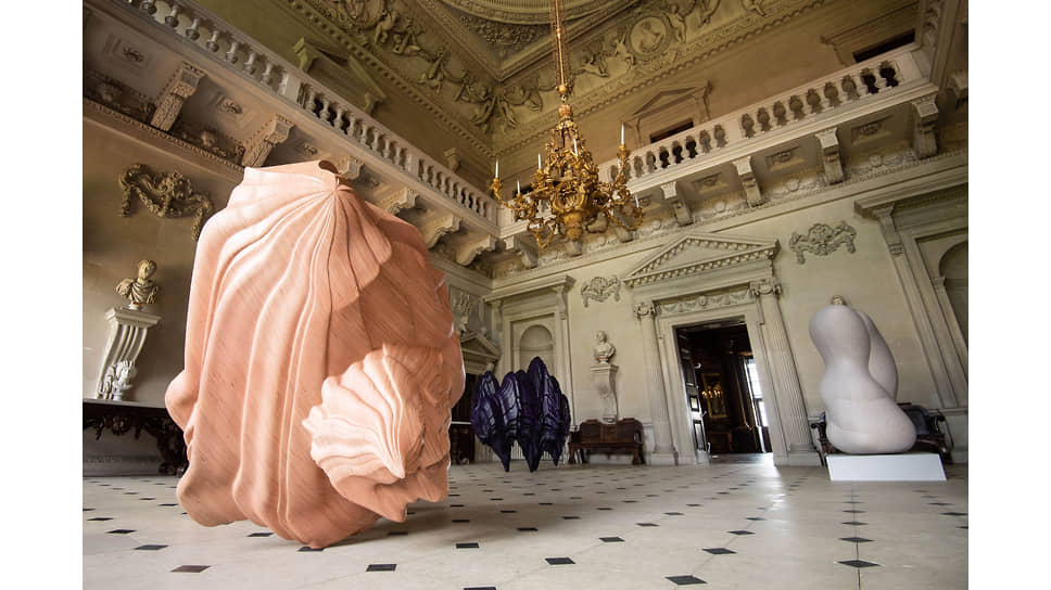 На выставке Тони Крэгга «Tony Cragg in Houghton Hall» 

