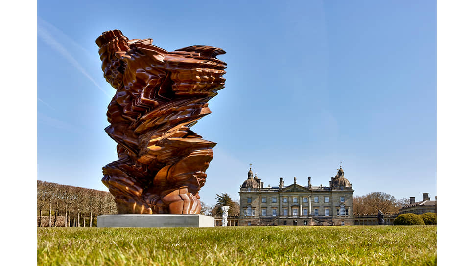 На выставке Тони Крэгга «Tony Cragg in Houghton Hall» 
