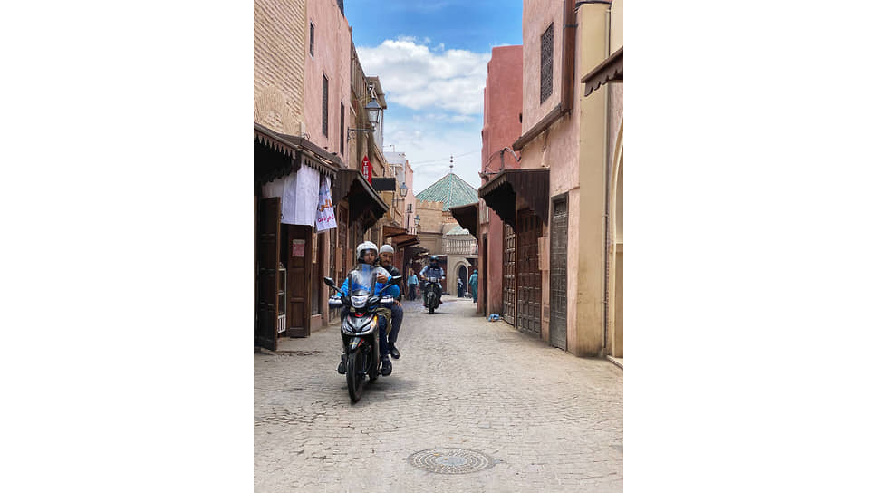 На улицах Марракеша, как и везде в Марокко, причудливо сплетается настоящее и прошлое