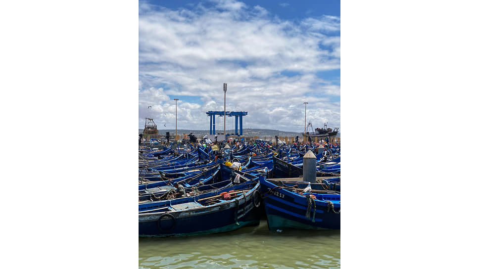 Порт Эссуэйры полон голубых рыбацких лодок
