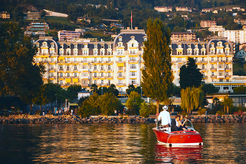 Монтре, катер на Женевском озере напротив отеля Fairmont Montreux Palace, в котором 16 лет прожили Владимир и Вера Набоковы