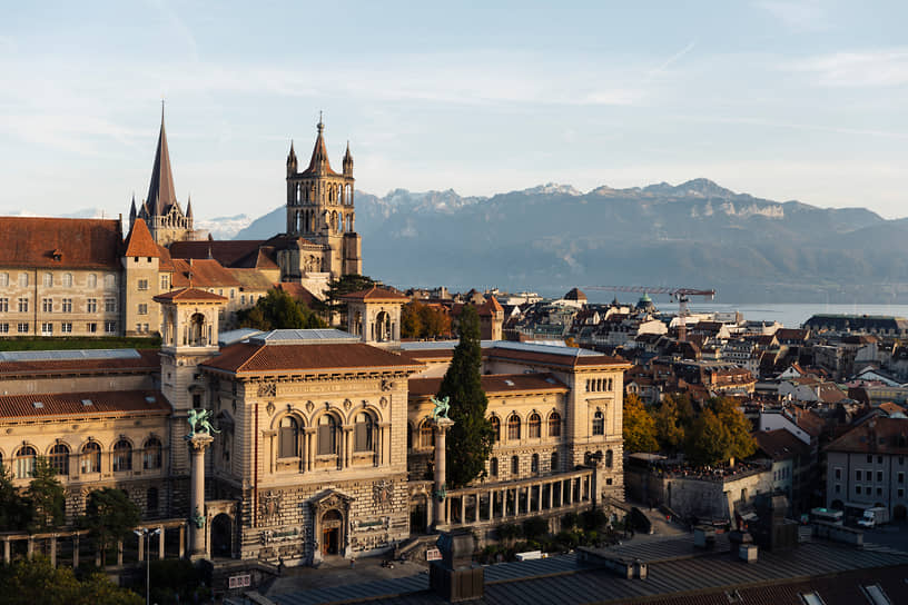 Лозанна, вид на Университет и собор Нотр-Дам, на заднем плане Женевское озеро и Альпы