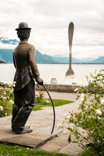Скульптура Чарли Чаплина и памятник вилке на набережной в Веве