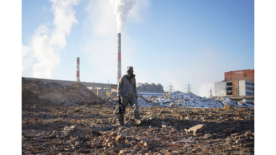 Эксперт-эколог в защитном костюме на территории закрытого химического завода «Усольехимпром»