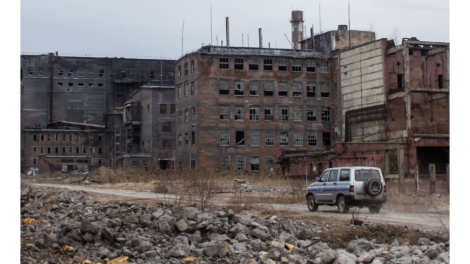На территории закрытого завода «Усольехимпром» до сих пор остаются тонны химических отходов. Помещения завода, вода и почва вокруг него сильно загрязнены