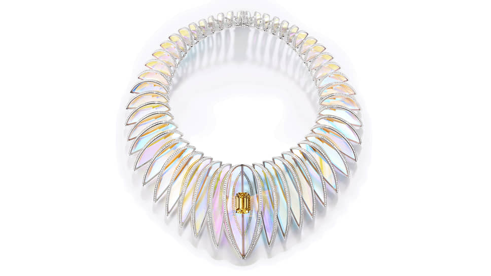 Boucheron, колье Holographique, белое золото, желтый сапфир (20,21 карата), горный хрусталь с голографическим покрытием, бриллианты