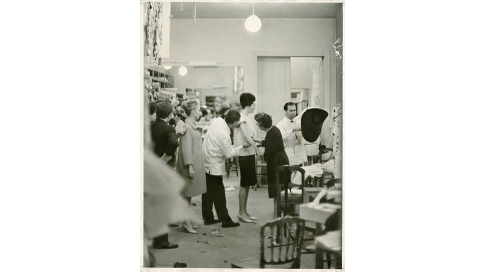 Кристобаль Баленсиага во время примерки в салоне Balenciaga, Париж, 1966 год