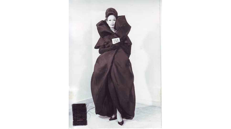 Платье из кутюрной коллекции Balenciaga, осень 2021 года, и его прообраз — платье из летней коллекции 1962 года